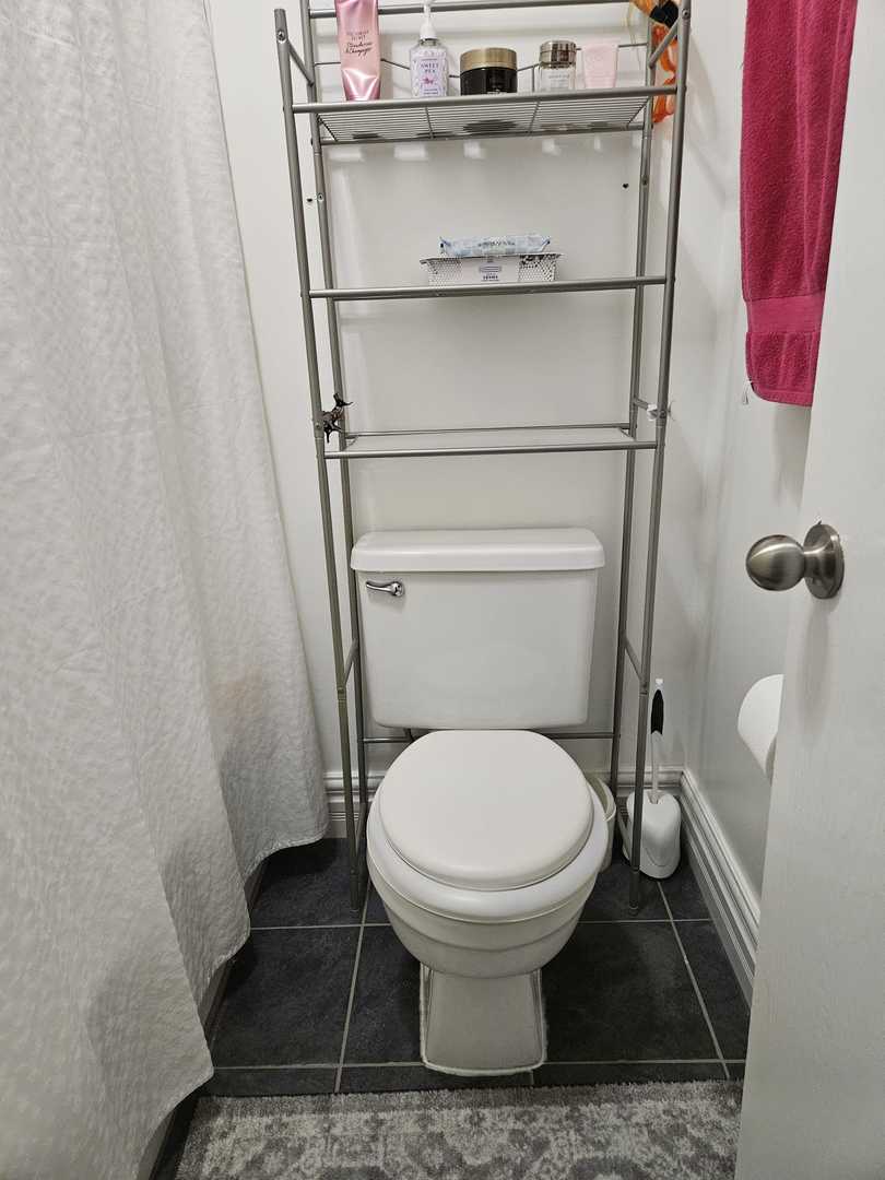 441 Commanche Trail Wheeling, IL 60090 - Photo 18 of 26 a bathroom with a toilet and a sink
