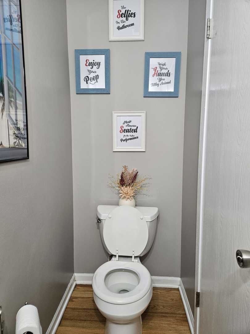 441 Commanche Trail Wheeling, IL 60090 - Photo 20 of 26 a bathroom with a toilet a sink and a mirror