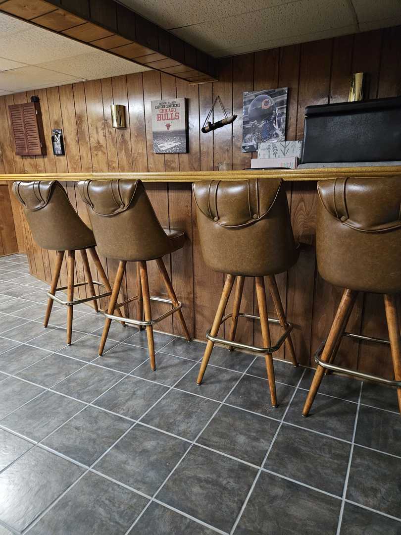 441 Commanche Trail Wheeling, IL 60090 - Photo 23 of 26 a kitchen with a table and chairs
