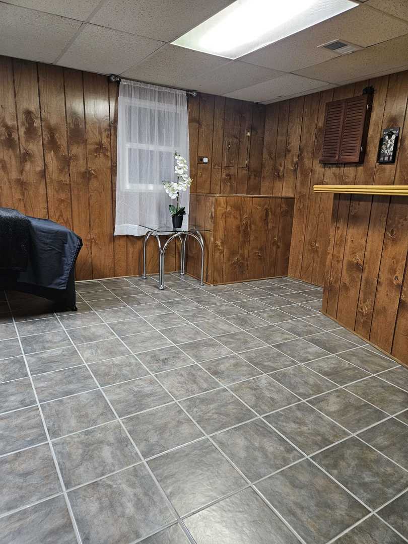 441 Commanche Trail Wheeling, IL 60090 - Photo 24 of 26 a view of a livingroom with furniture