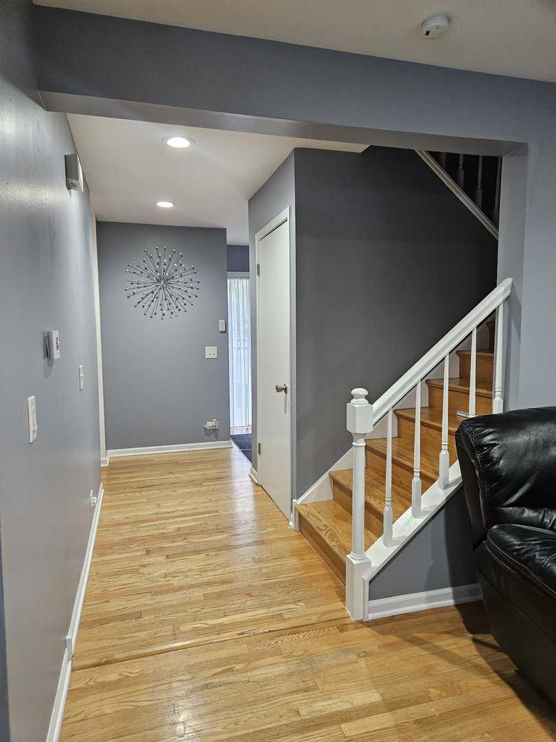 441 Commanche Trail Wheeling, IL 60090 - Photo 3 of 26 a view of an entryway