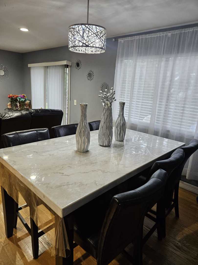 441 Commanche Trail Wheeling, IL 60090 - Photo 9 of 26 a kitchen with a table and chairs in it