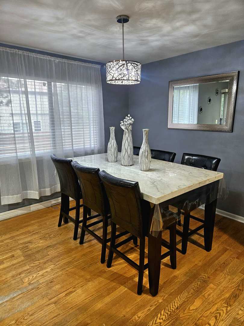 441 Commanche Trail Wheeling, IL 60090 - Photo 10 of 26 a view of a dining room with furniture and wooden floor