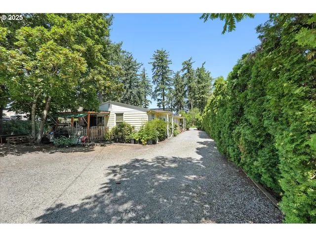 a view of a outdoor space of a house