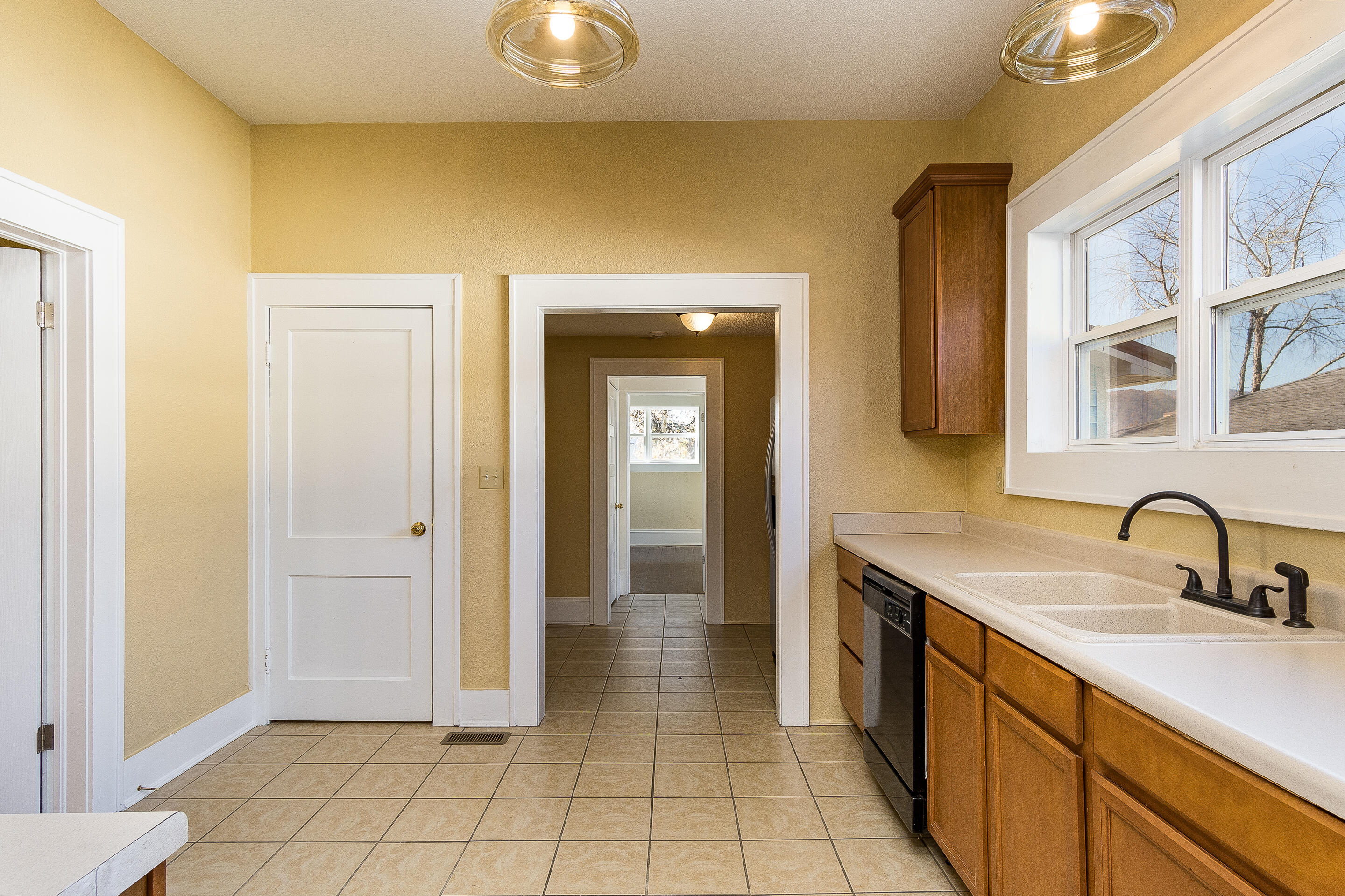 232 Tucker Street Erwin, TN 37650 - Photo 11 of 32 interior-23