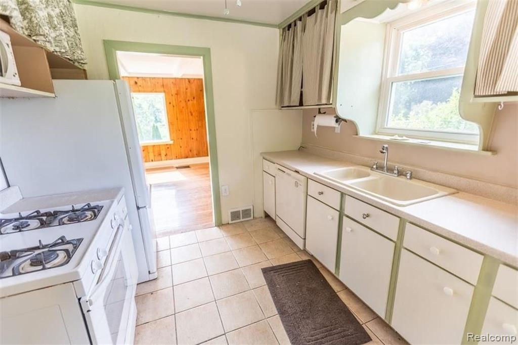 21820 Gill Road Farmington Hills, MI 48335 - Photo 6 of 36