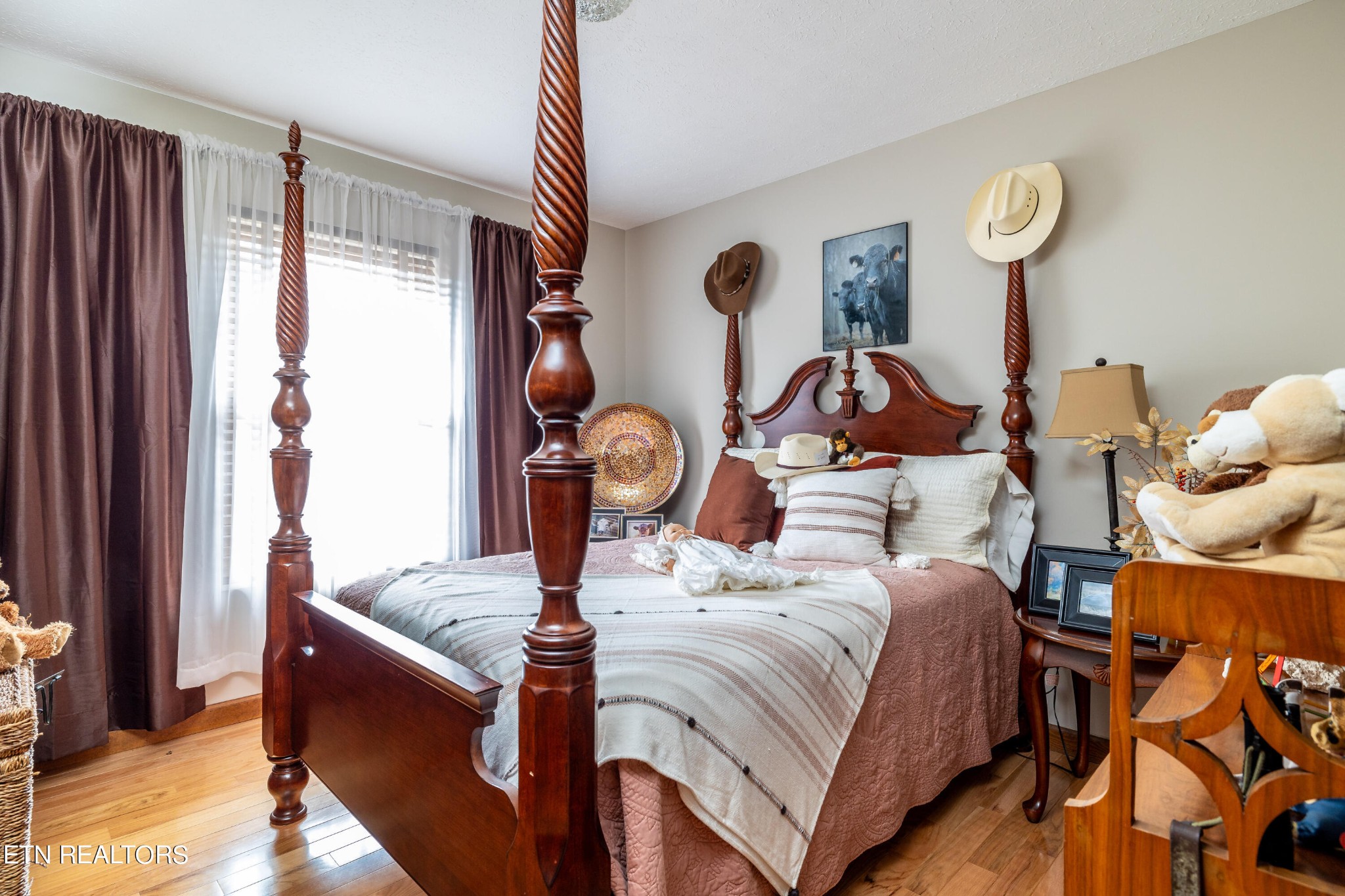 625 Riverbend Road Clinton, TN 37716 - Photo 22 of 45 a living room with furniture and a window