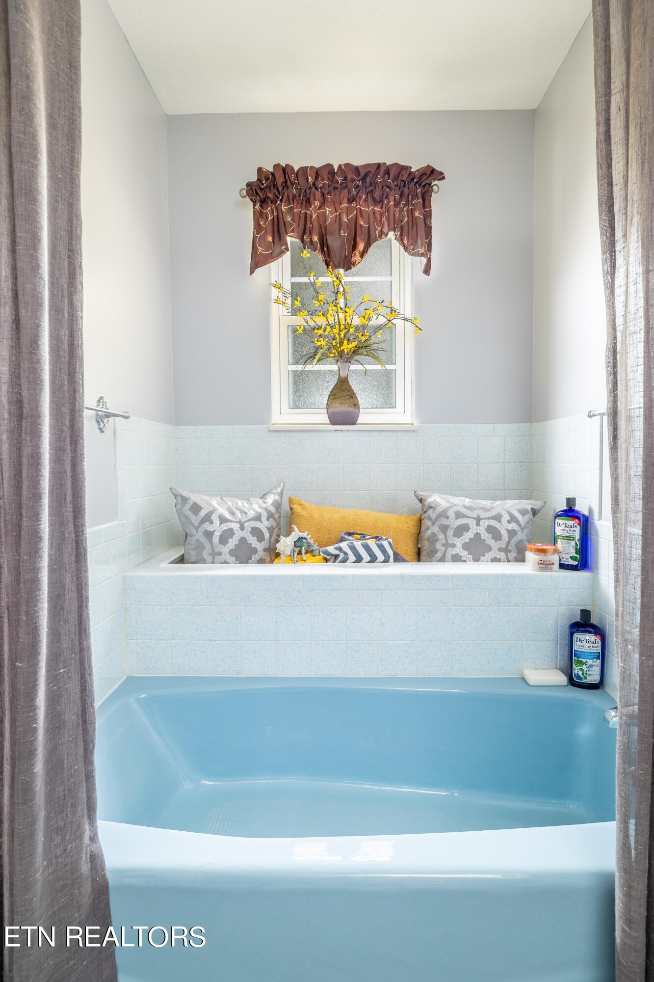 625 Riverbend Road Clinton, TN 37716 - Photo 28 of 45 a bathroom with a bathtub and window