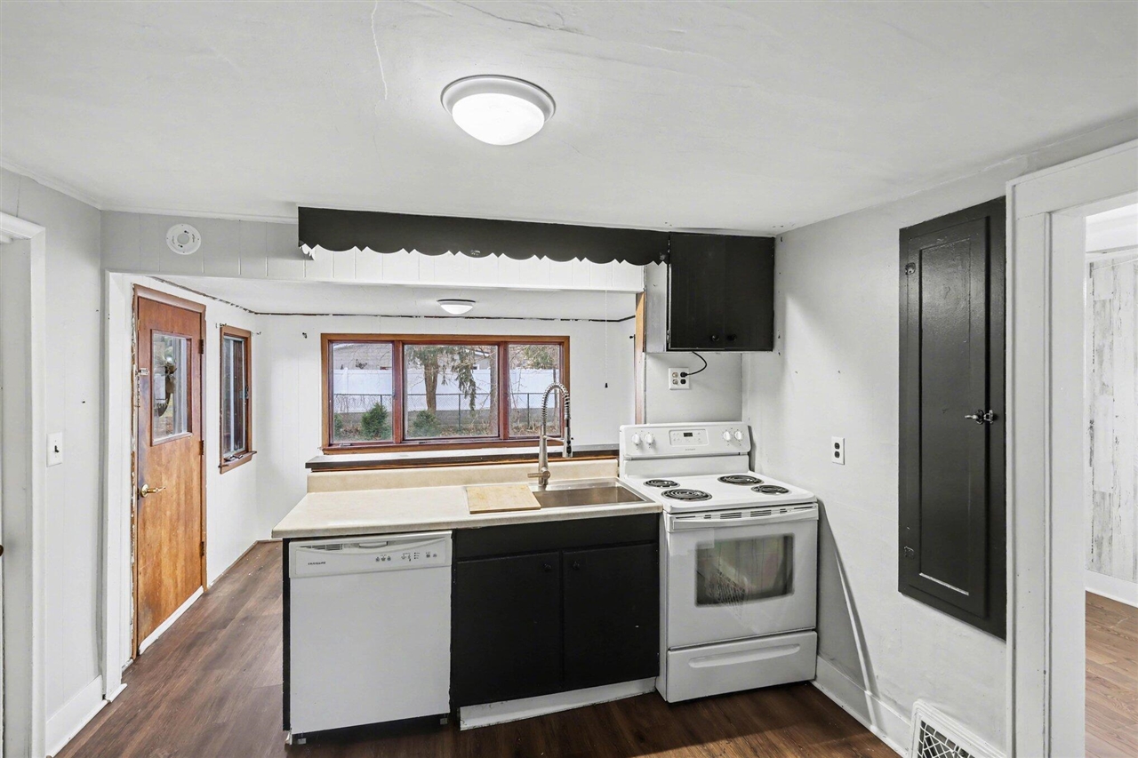 308 South Center Street Stockbridge, MI 49285 - Photo 4 of 22
