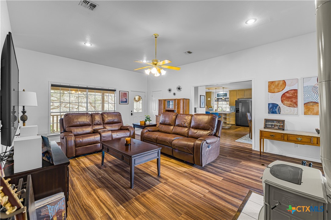 2896 Live Oak Road Cuero, TX 77954 - Photo 28 of 41 Living Room