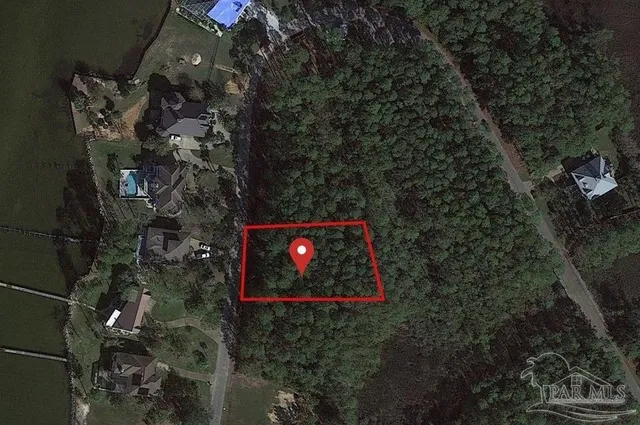 a sign that is sitting on a brick wall