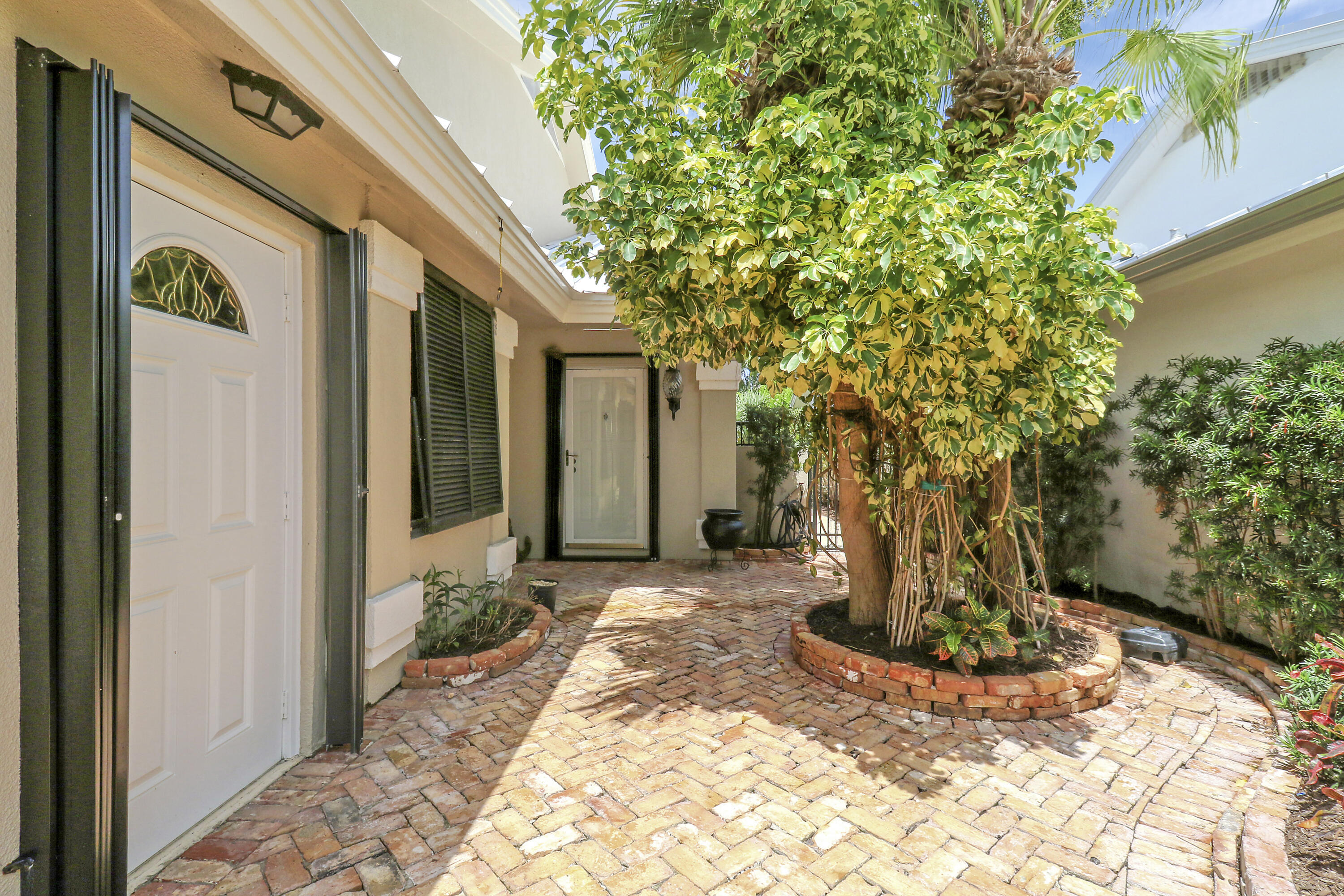109 Seashore Drive Jupiter, FL 33477 - Photo 4 of 46 Welcoming Entrance