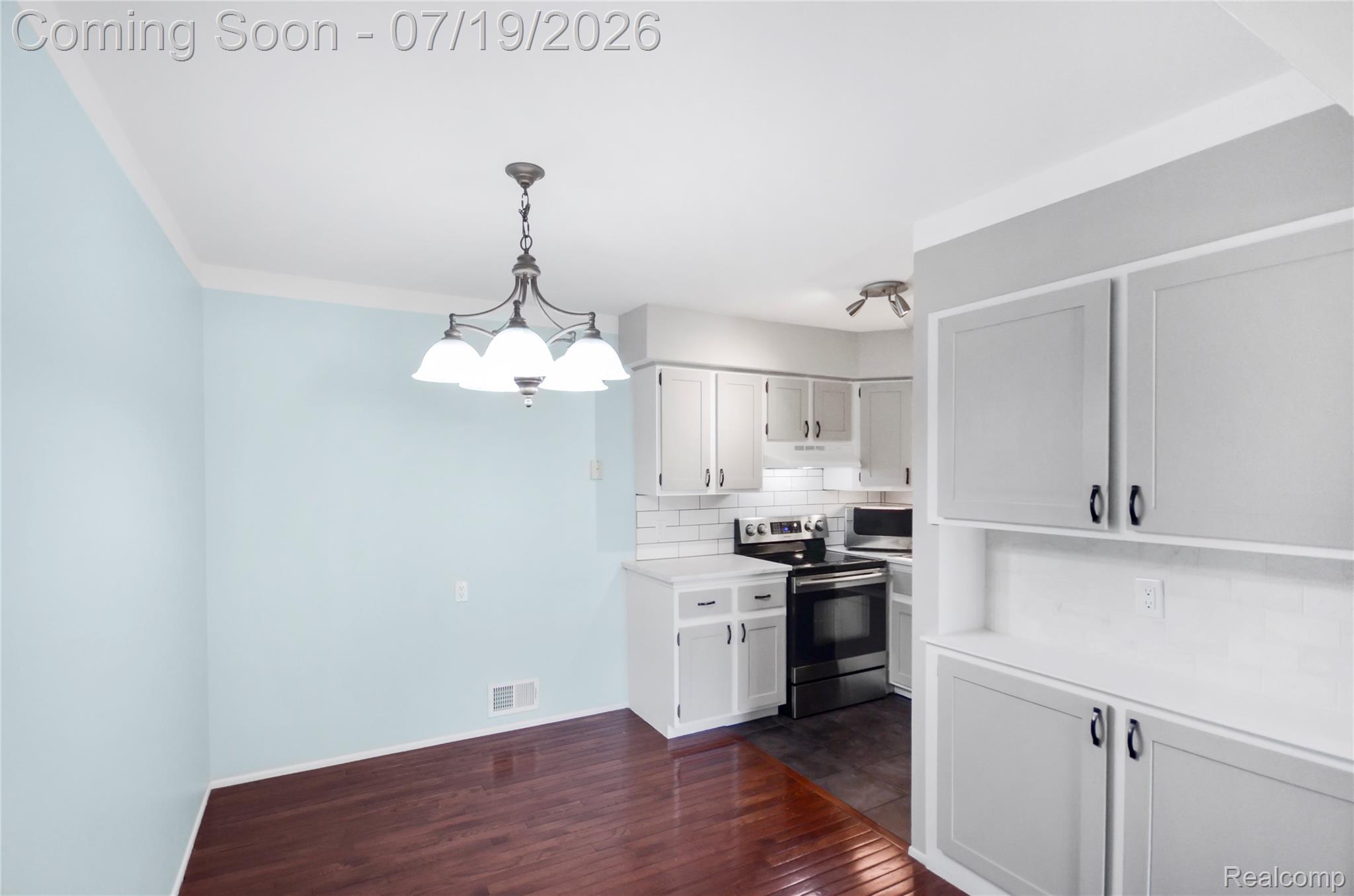 29257 Hayes Road, Unit 7 Warren, MI 48088 - Photo 11 of 22 8 Dining Room.jpg