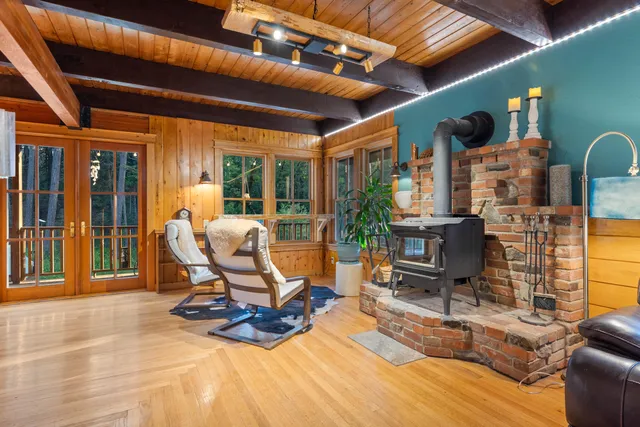 a view of a livingroom with furniture