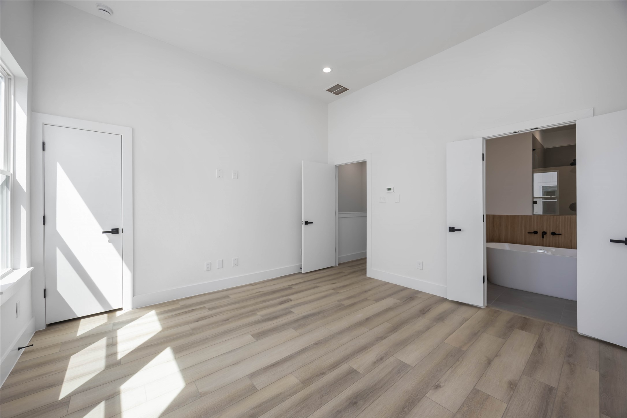 6735 Peerless Street, Unit C Houston, TX 77021 - Photo 13 of 27 a view of an empty room and window