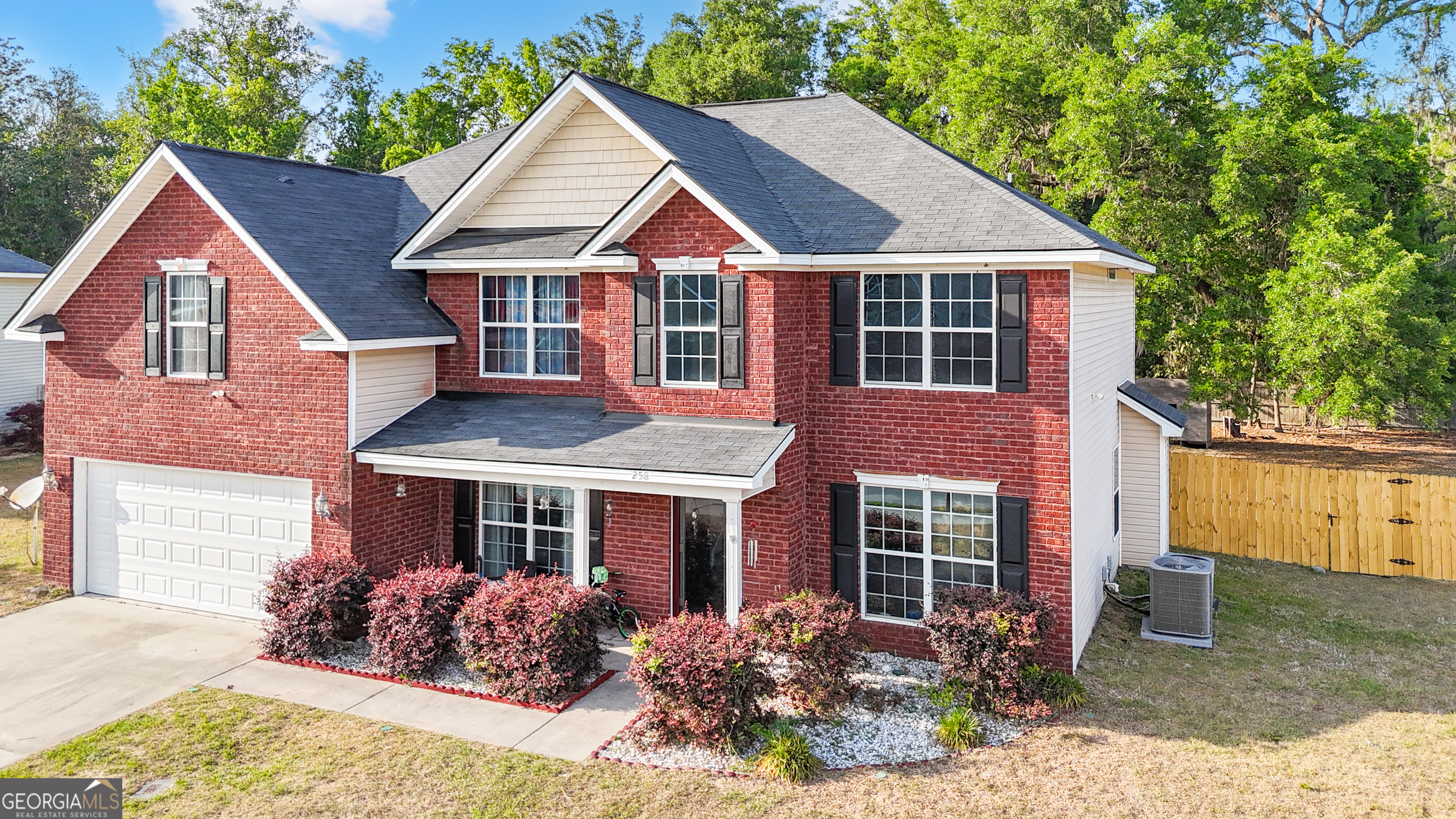 258 Nashview Trail Allenhurst, GA 31301 - Photo 5 of 40 a front view of a house with garden