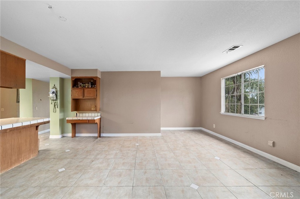 6770 Sandy Lane Riverside, CA 92505 - Photo 14 of 28 a view of a livingroom with furniture and windows
