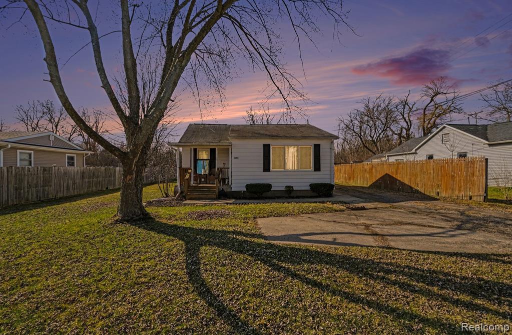 5091 West Carpenter Road Flint, MI 48504 - Photo 2 of 22