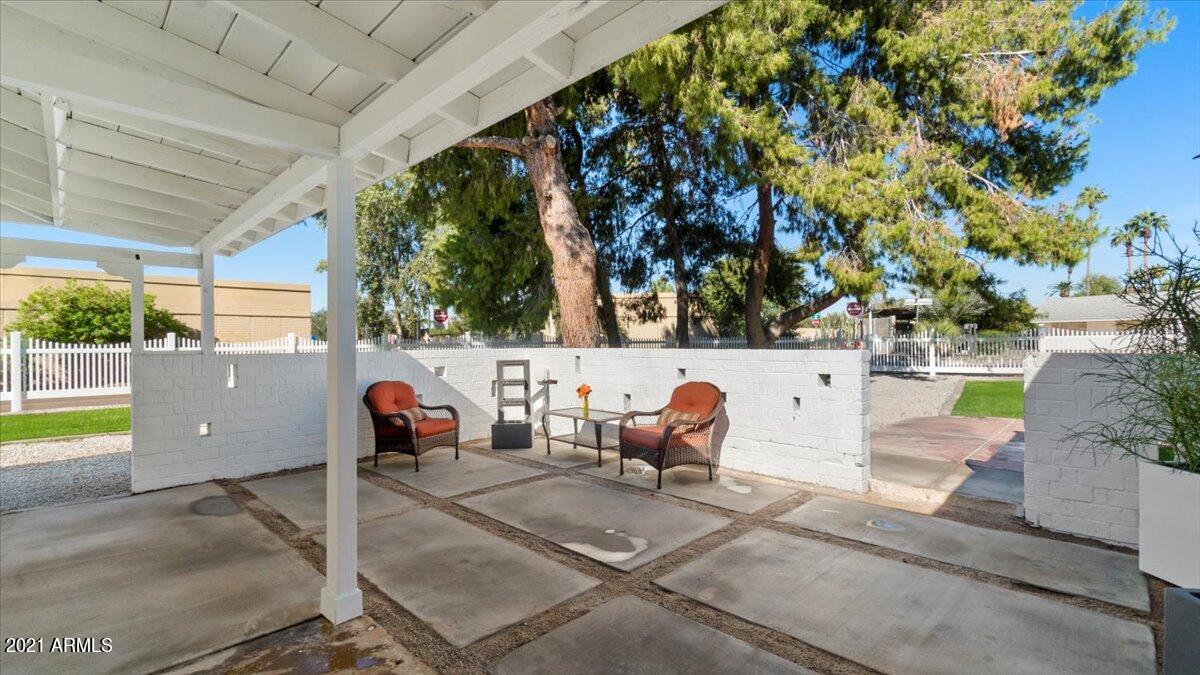 1801 East Bethany Home Road Phoenix, AZ 85016 - Photo 5 of 38 03-Front patio