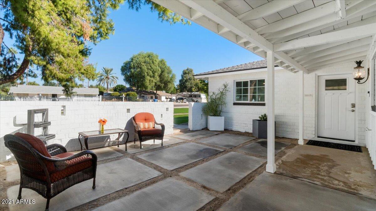 1801 East Bethany Home Road Phoenix, AZ 85016 - Photo 6 of 38 04-Front patio