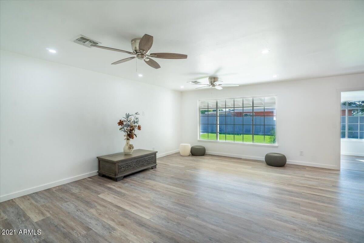 1801 East Bethany Home Road Phoenix, AZ 85016 - Photo 8 of 38 06-Family Room