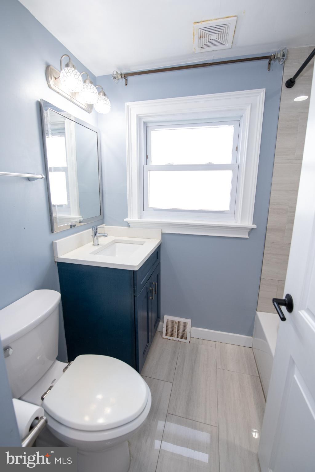 2849 Welsh Road Philadelphia, PA 19152 - Photo 15 of 36 Full Hall Bathroom with window
