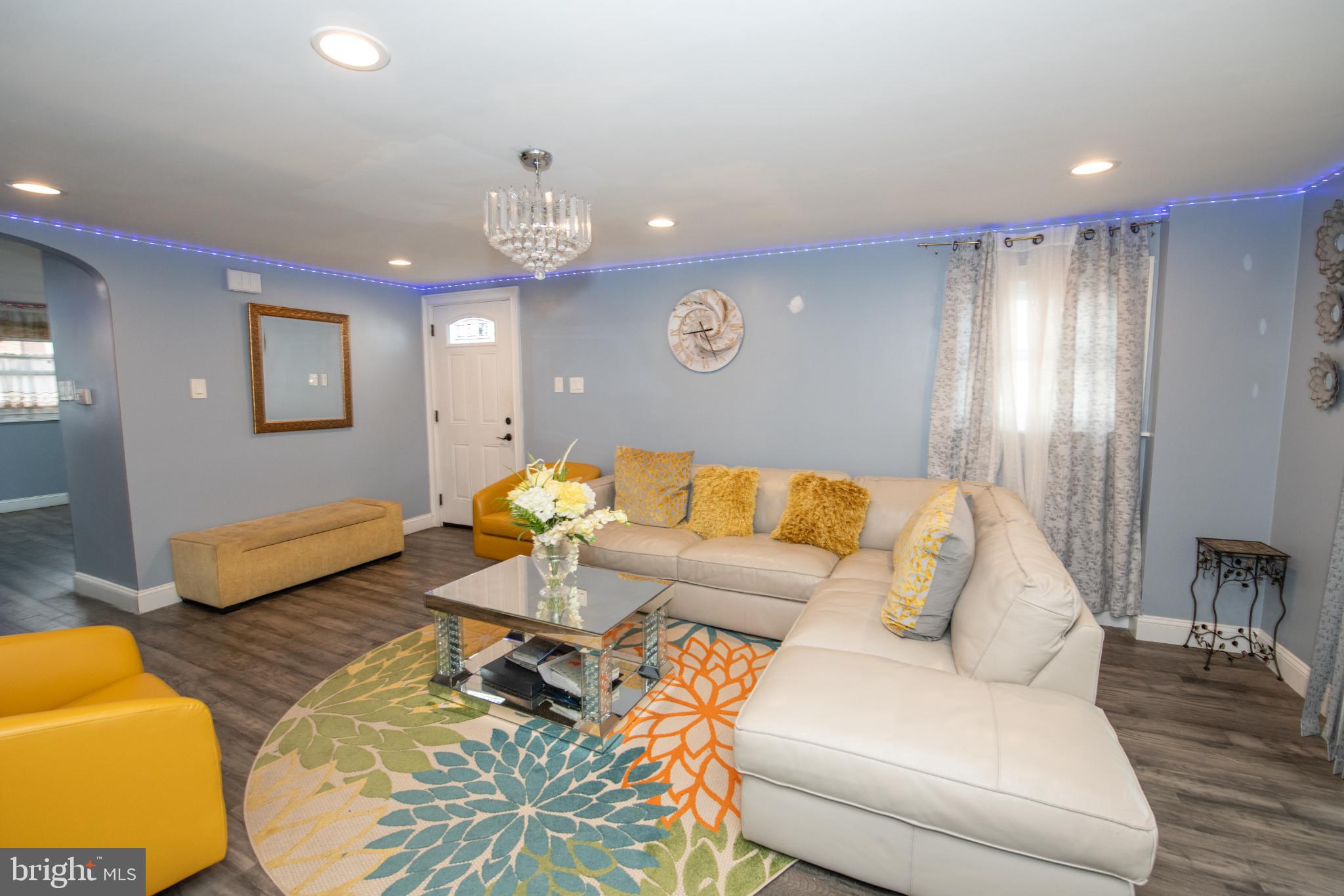 2849 Welsh Road Philadelphia, PA 19152 - Photo 3 of 36 Bright and inviting living room entry