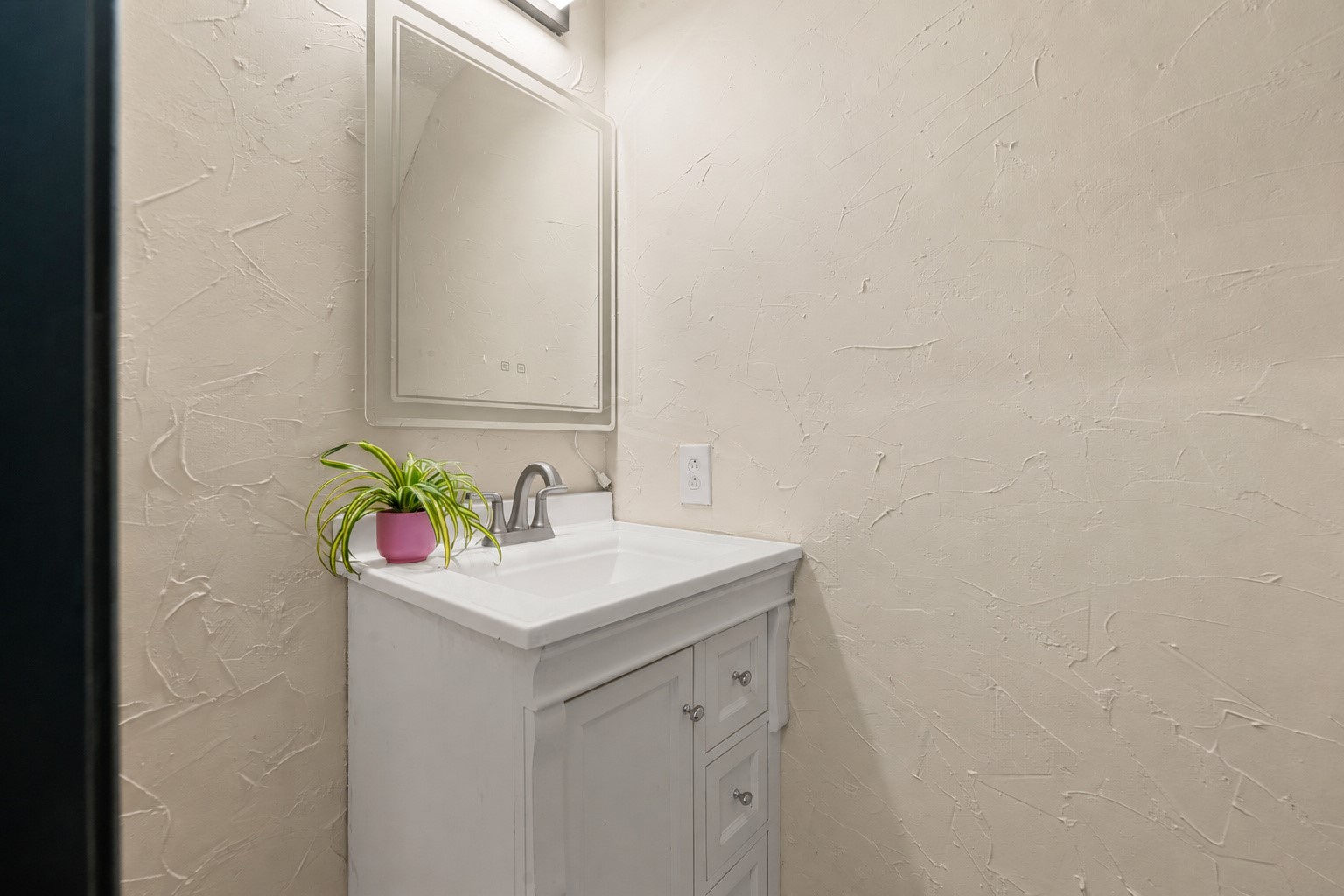 7534 8 Willows Road Houston, TX 77489 - Photo 11 of 32 Convenient half bath is well positioned for guests and everyday use.