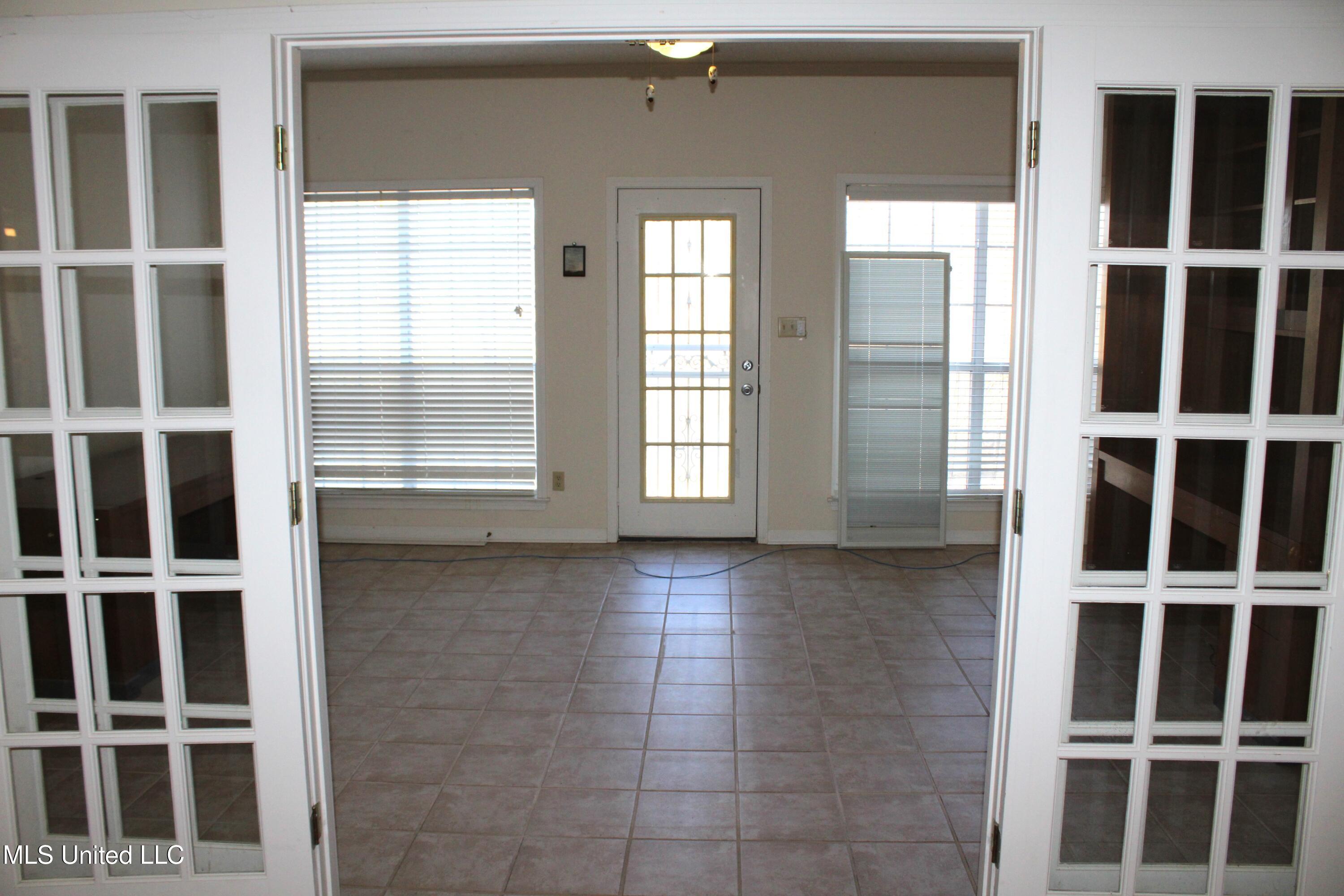 7952 Hunters Bend Cove Olive Branch, MS 38654 - Photo 11 of 36 Sun Room