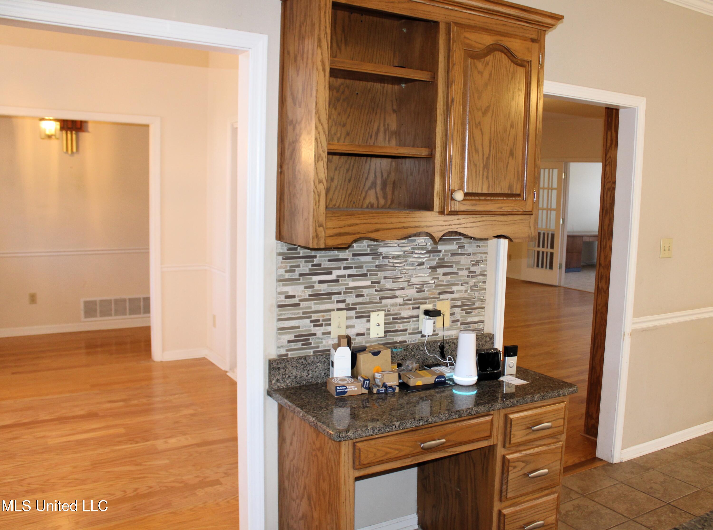 7952 Hunters Bend Cove Olive Branch, MS 38654 - Photo 15 of 36 Kitchen Desk Area