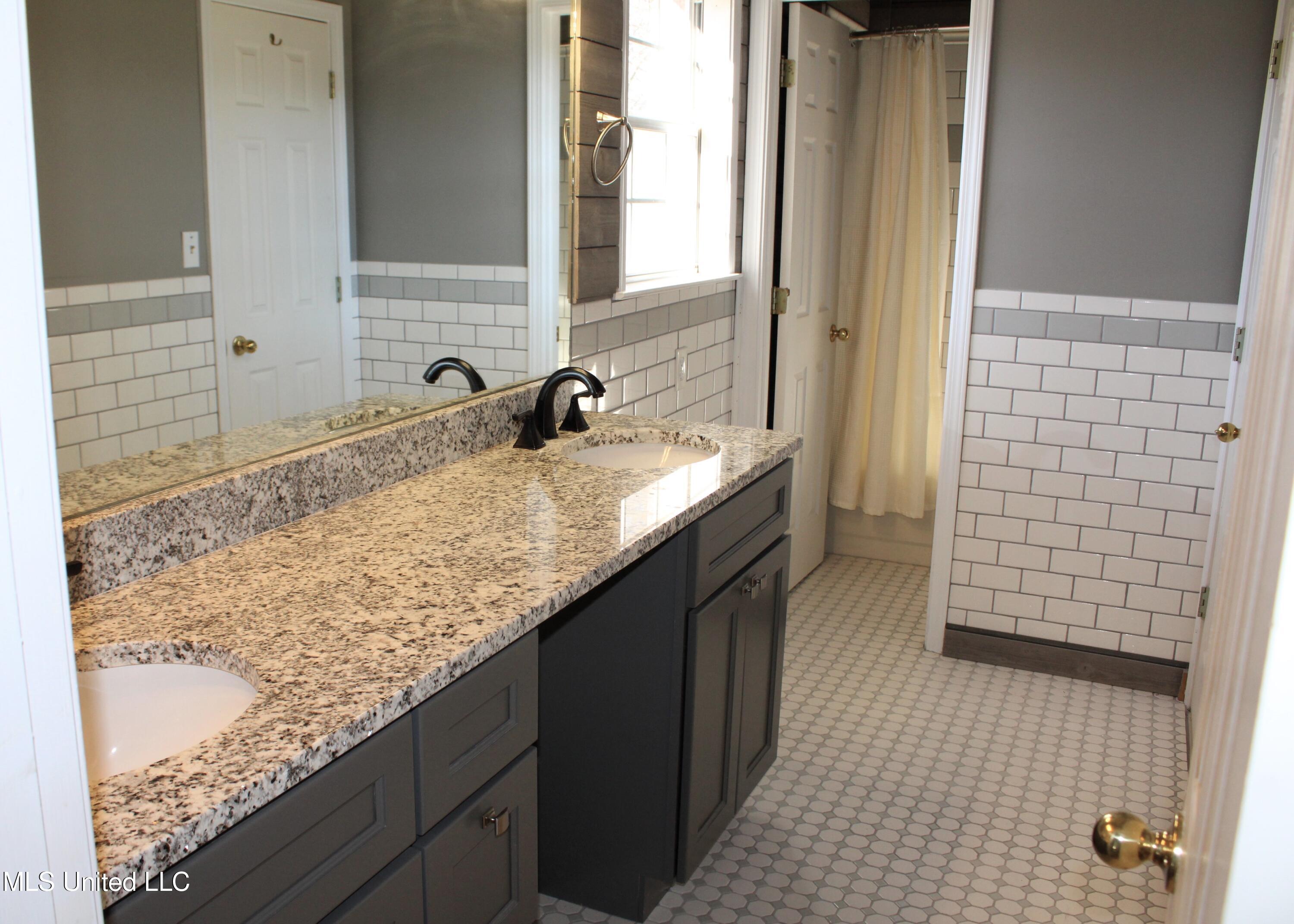 7952 Hunters Bend Cove Olive Branch, MS 38654 - Photo 24 of 36 Jack-and-Jill Bath