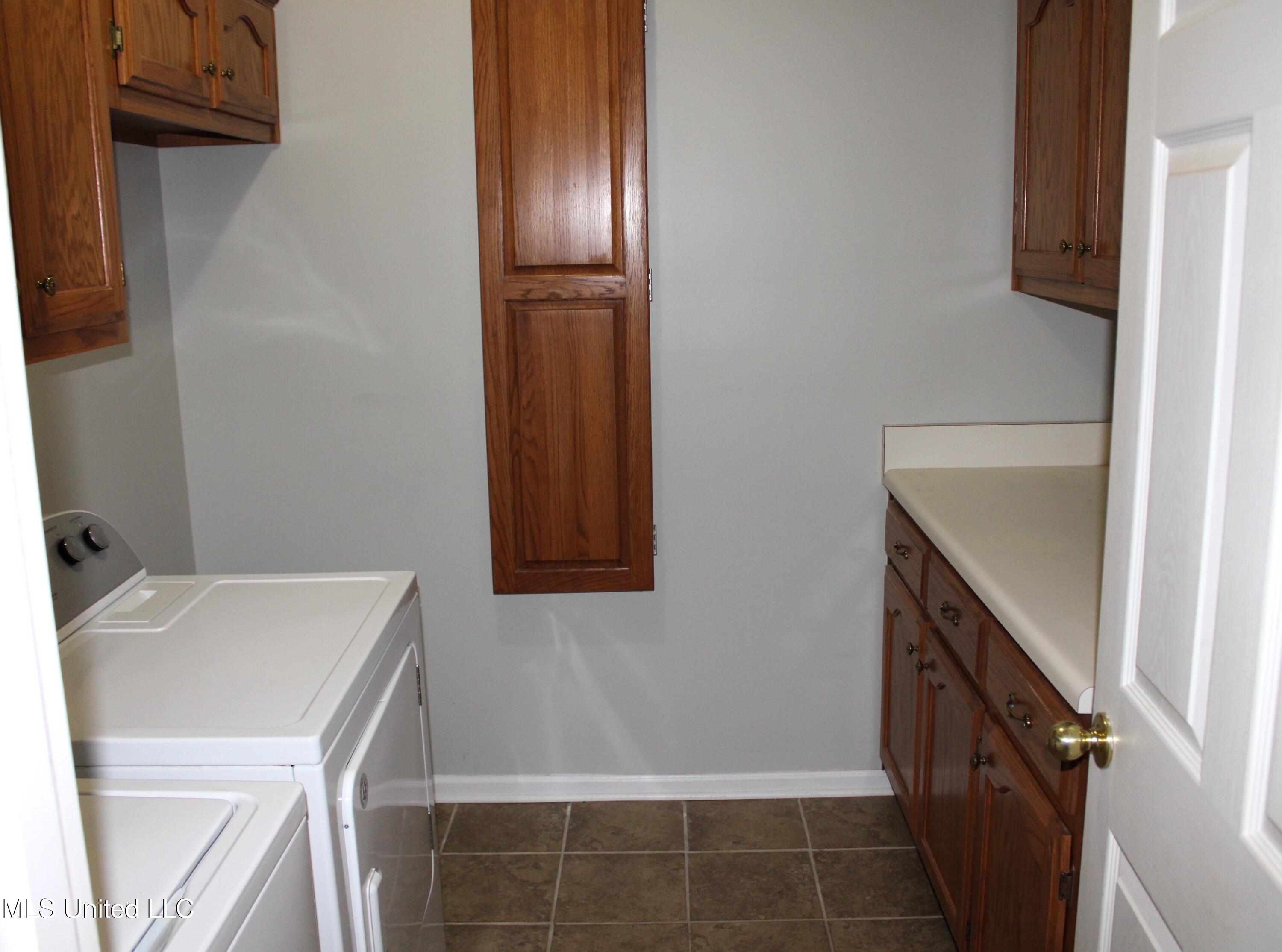 7952 Hunters Bend Cove Olive Branch, MS 38654 - Photo 28 of 36 Laundry Room
