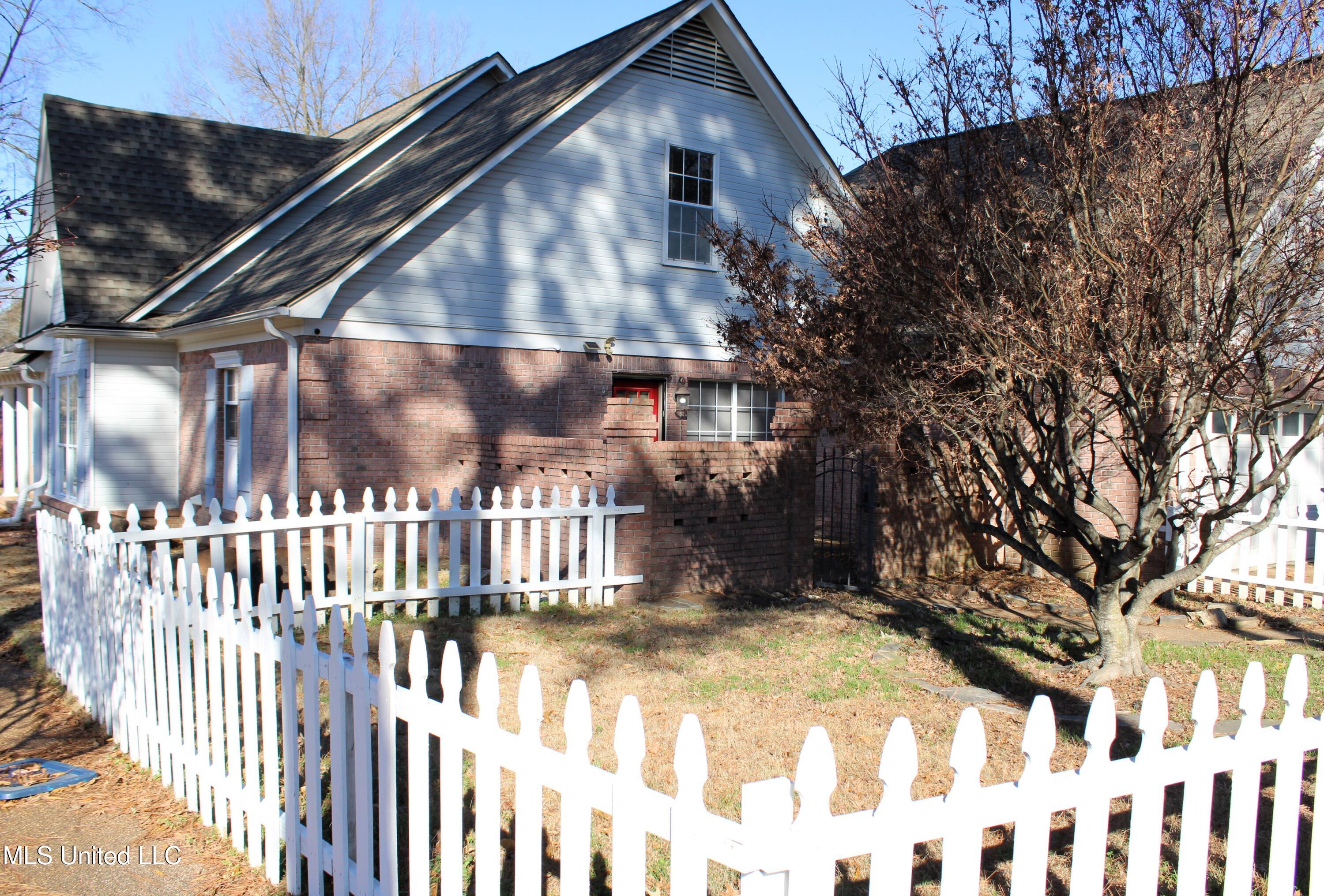 7952 Hunters Bend Cove Olive Branch, MS 38654 - Photo 32 of 36 Fenced Side Yard