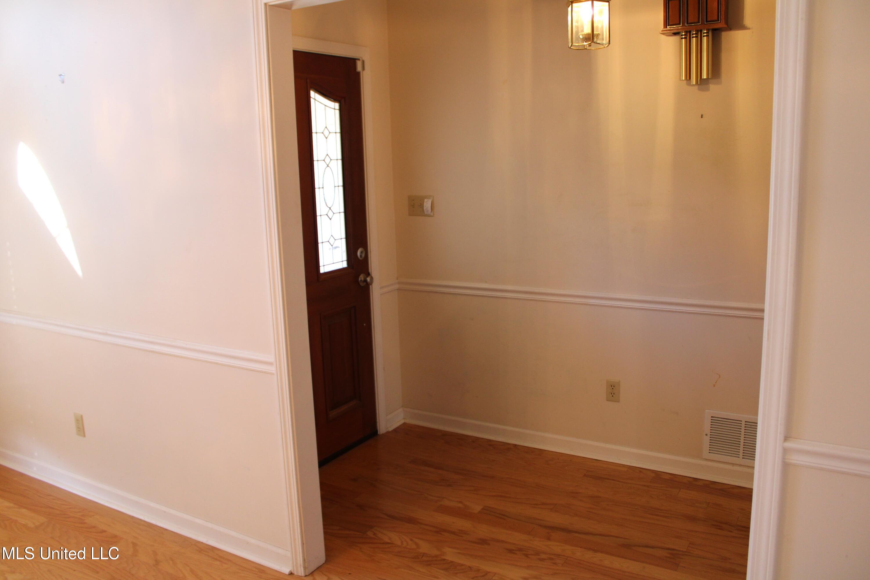 7952 Hunters Bend Cove Olive Branch, MS 38654 - Photo 4 of 36 Entry Hall