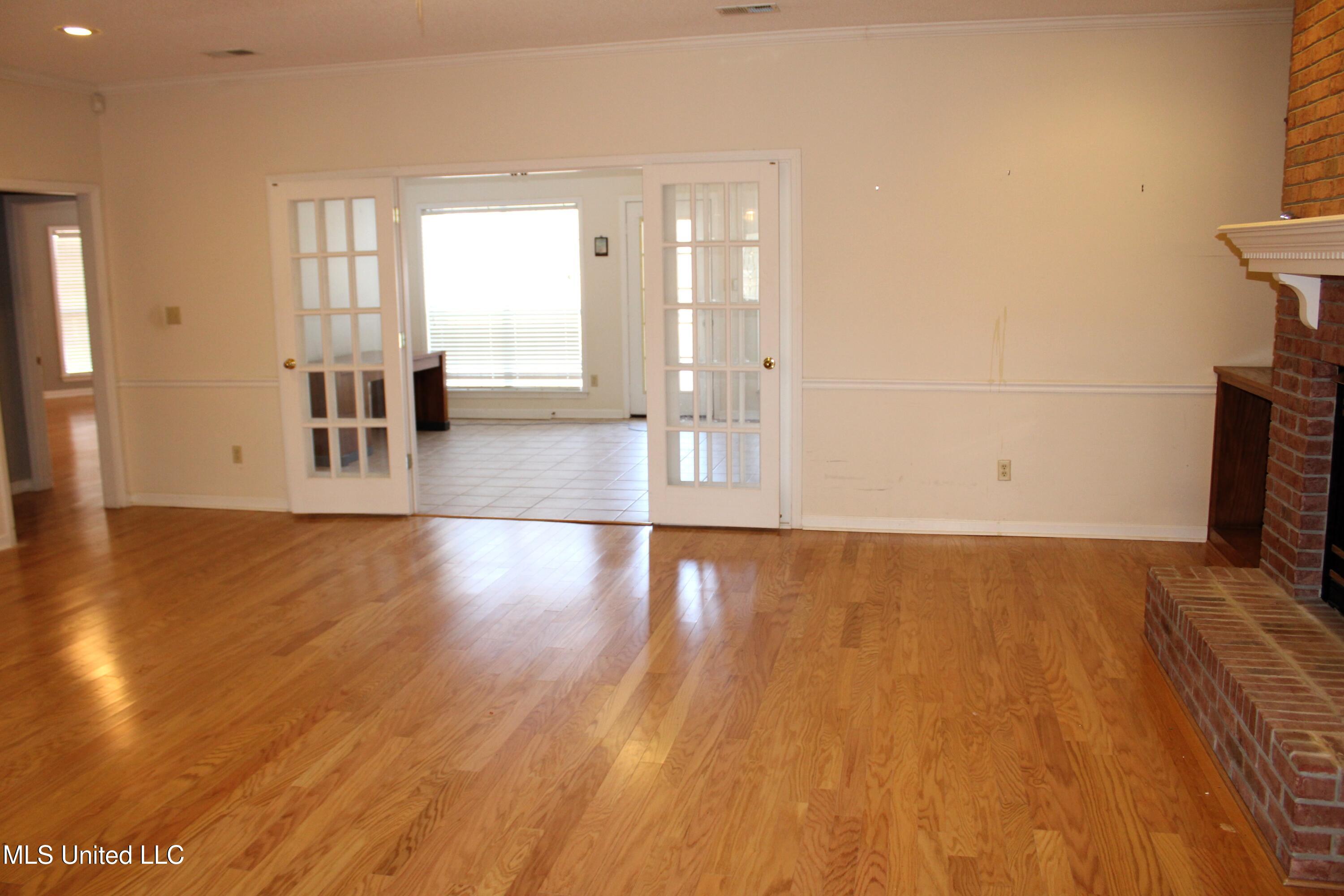 7952 Hunters Bend Cove Olive Branch, MS 38654 - Photo 10 of 36 Great Room Leads to Sun Room
