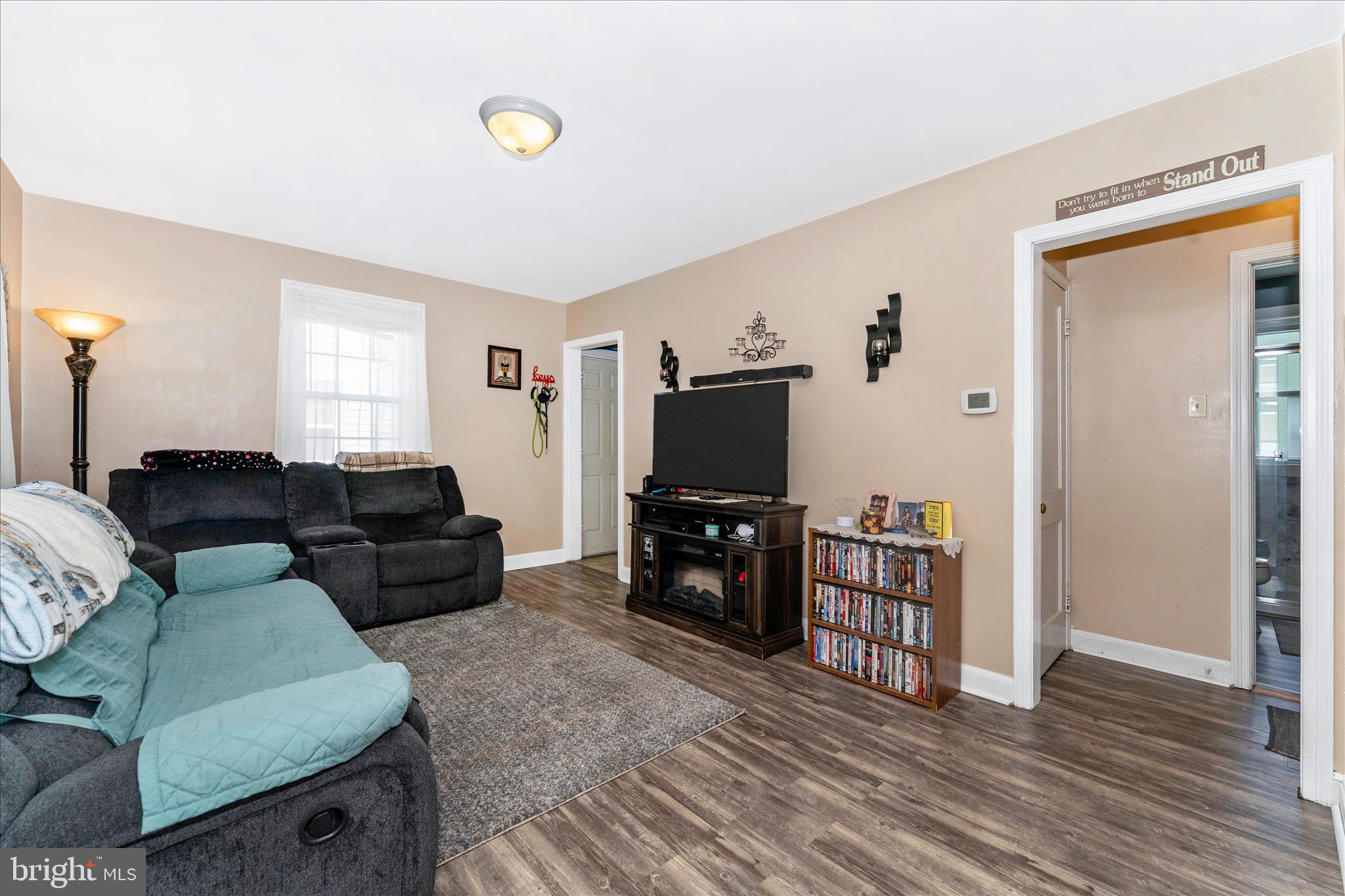 1052 Fairview Road Hagerstown, MD 21742 - Photo 9 of 48 Living Room