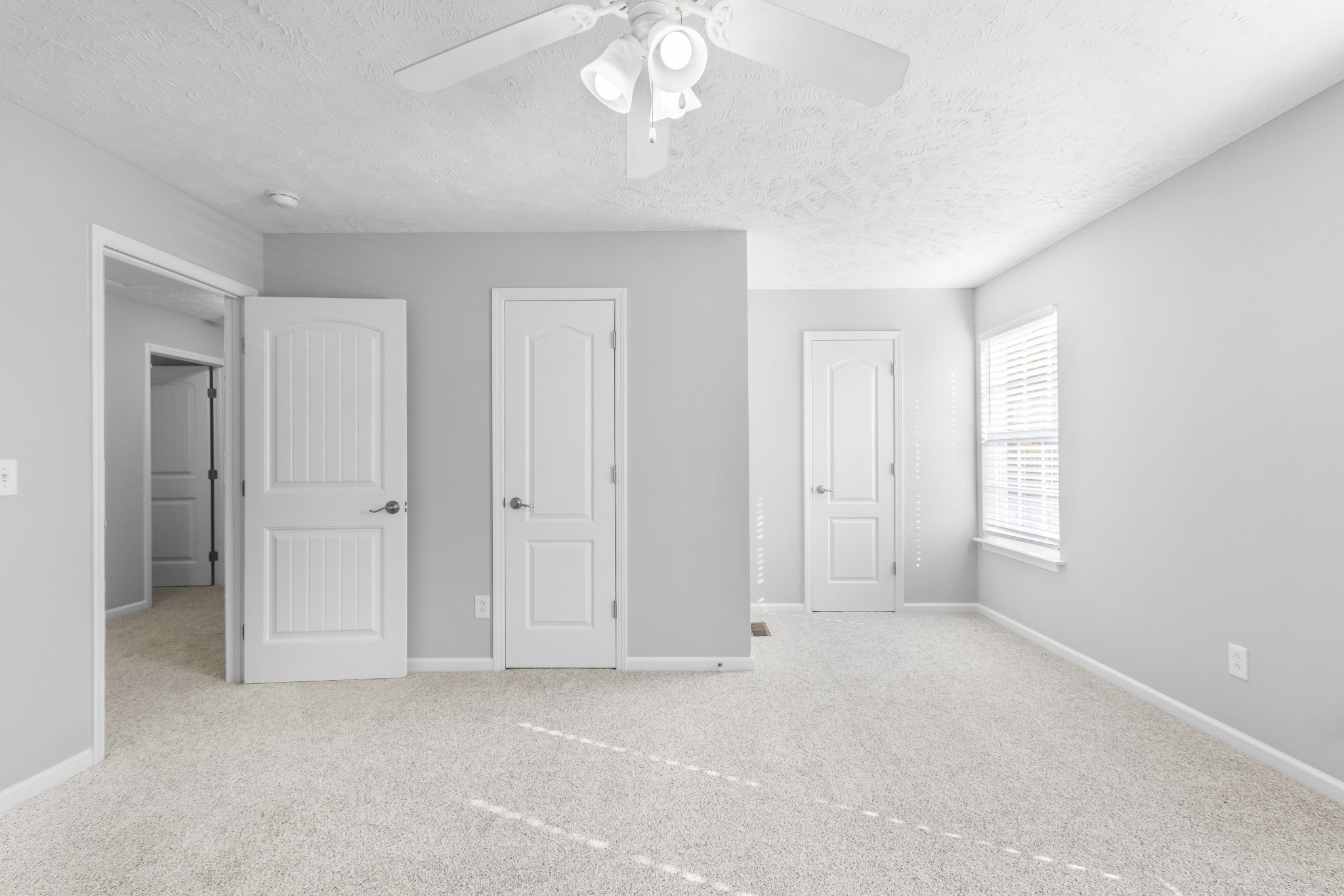 284 Meigs Drive, Unit F43 Murfreesboro, TN 37128 - Photo 18 of 25 a view of an empty room with a window