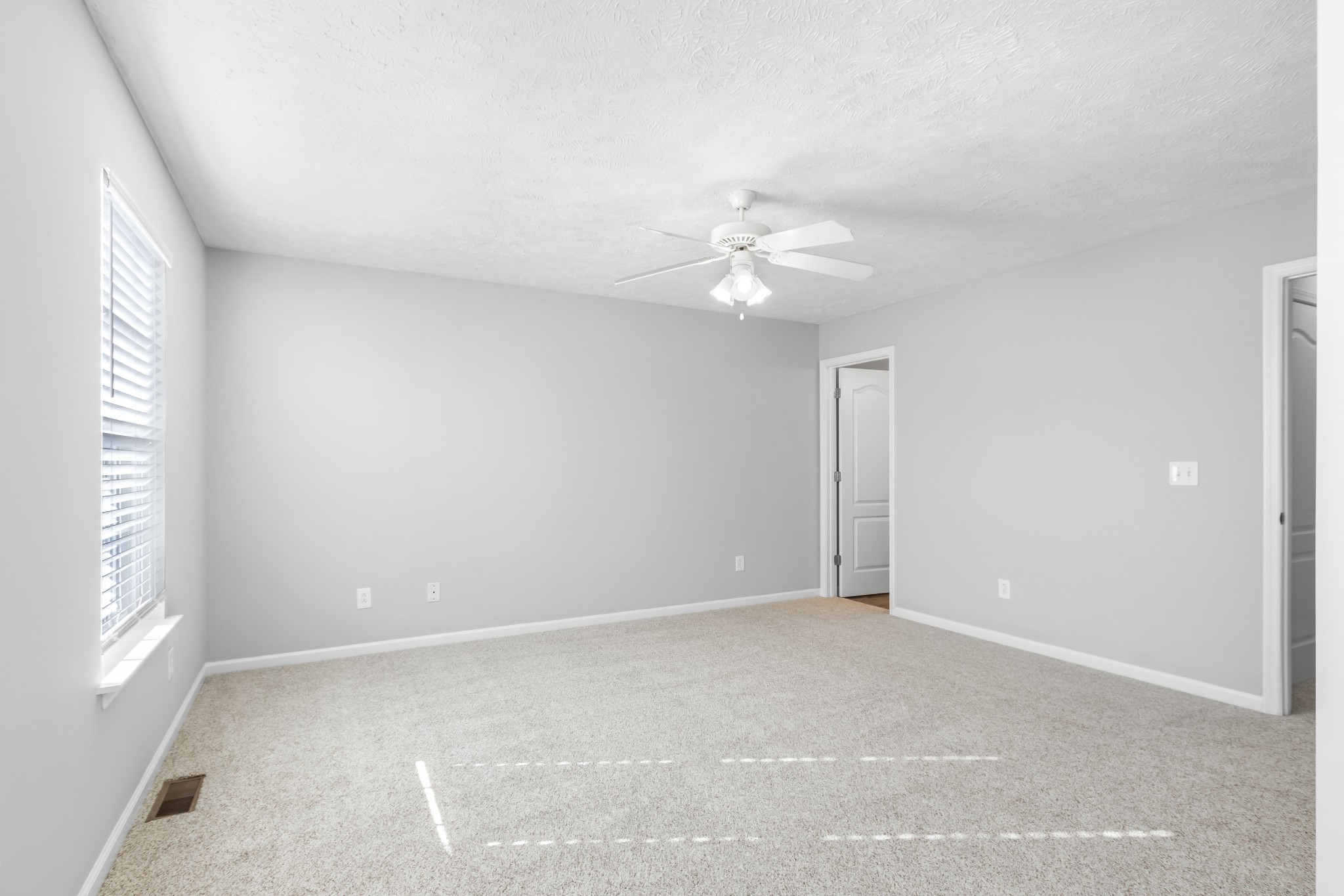 284 Meigs Drive, Unit F43 Murfreesboro, TN 37128 - Photo 19 of 25 an empty room with windows and fan