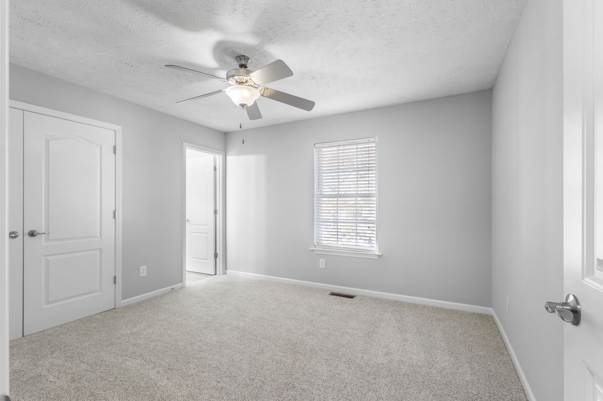 284 Meigs Drive, Unit F43 Murfreesboro, TN 37128 - Photo 21 of 25 a view of an empty room with a window