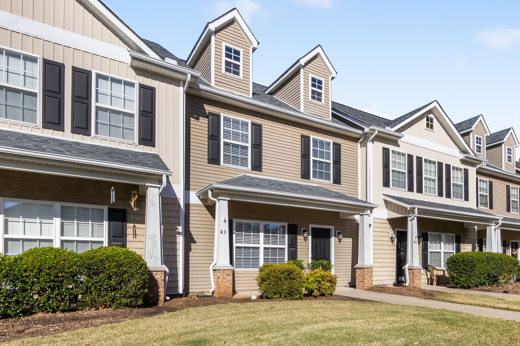 284 Meigs Drive, Unit F43 Murfreesboro, TN 37128 - Photo 3 of 25 a front view of a house with garden