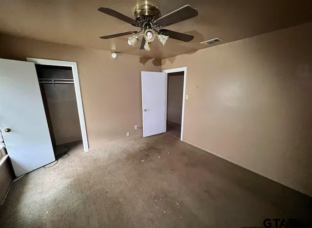 a view of a livingroom with a ceiling fan