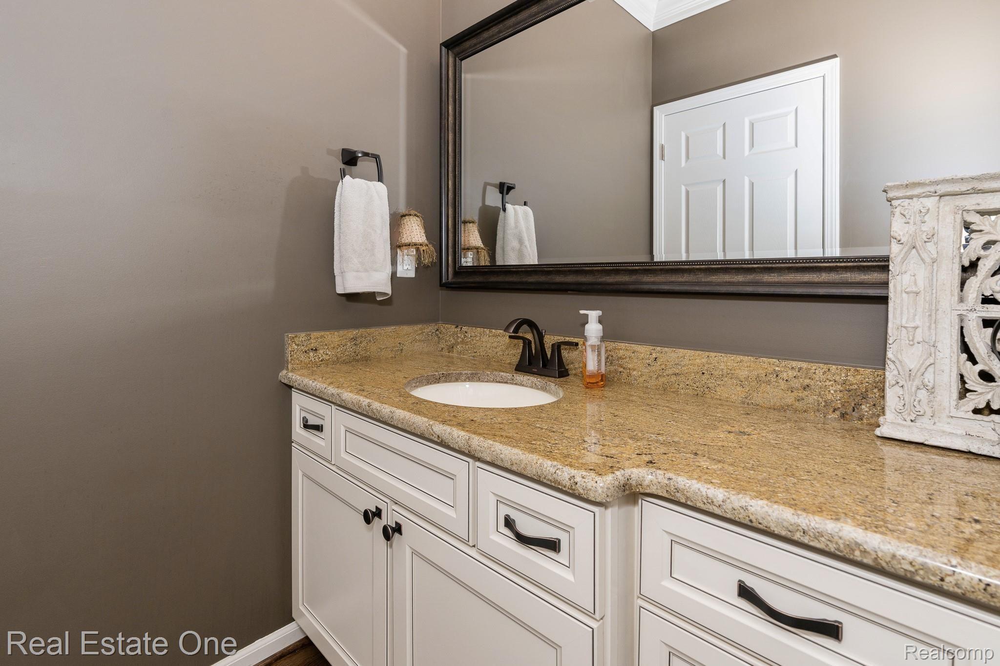 1177 Chesapeake Rochester, MI 48307 - Photo 10 of 63 Chesapeake MLS-W007.jpg