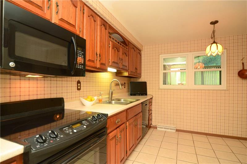 246 Foxcroft Road Pittsburgh, PA 15220 - Photo 8 of 25 Gallery Image 8