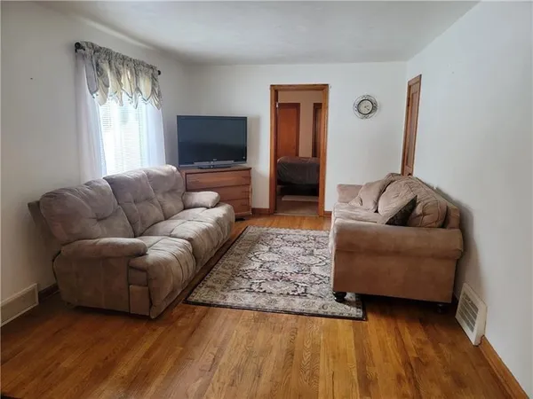 $1,500 | 302 South Drive, Valencia, PA 16059