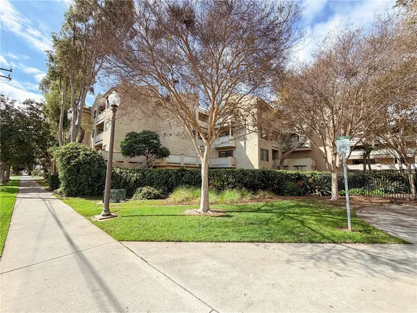 $399,000 | 2343 East 17th Street, Unit 205, Long Beach, CA 90804