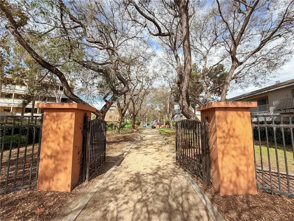 $399,000 | 2343 East 17th Street, Unit 205, Long Beach, CA 90804