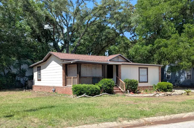 a view of a house with yard and plants