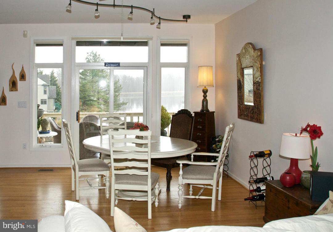 11510 Hemingway Drive Reston, VA 20194 - Photo 11 of 30 FR/Breakfast Area overlooking Lake, access to Deck