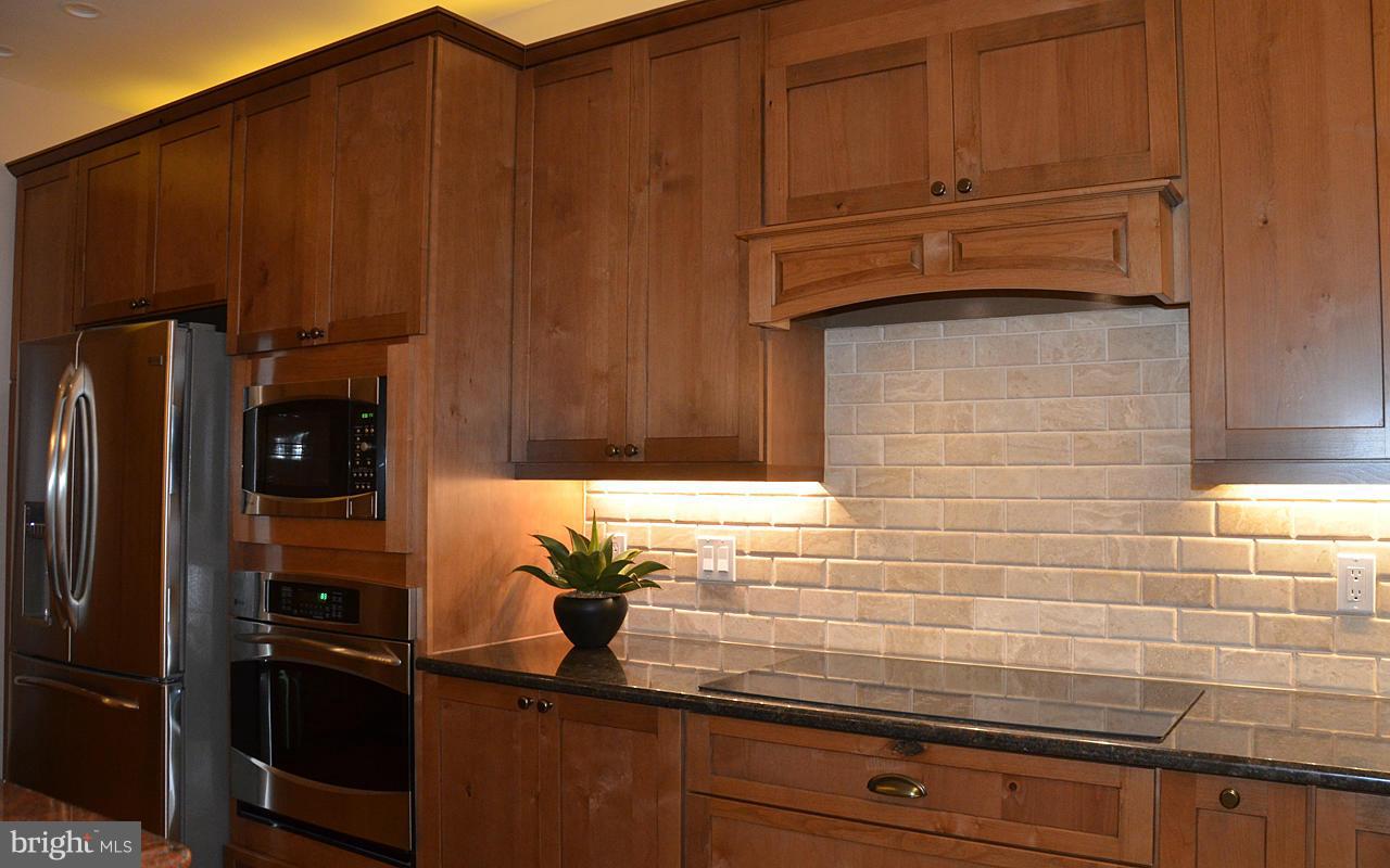 11510 Hemingway Drive Reston, VA 20194 - Photo 14 of 30 Beautiful granite counters, custom tile backsplash