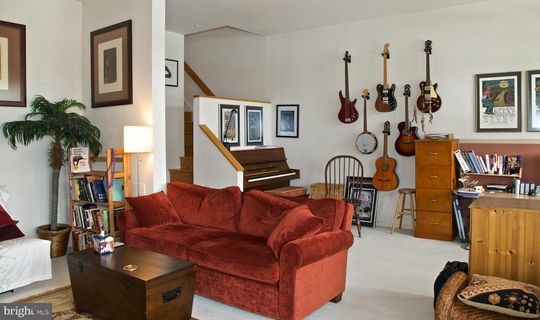 11510 Hemingway Drive Reston, VA 20194 - Photo 28 of 30 Bright and spacious RR with access to Lower Deck
